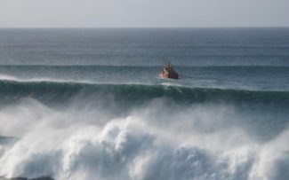 ONDAS GIGANTES EM FERNANDO DE NORONHA