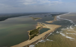 Após críticas de ONG, Marinha retira sigilo de estudo sobre lama no Rio Doce