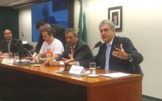 Velloso: ou se aprovam leis severas contra maus-tratos a animais ou vai faltar taco de beisebol.