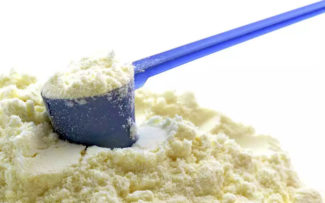 Brasileiros criam leite humano em pó e ganham prêmio internacional