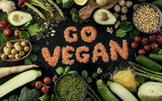 Dietas veganas e vegetarianas conseguem reduzir o colesterol como as estatinas, revela novo estudo; entenda